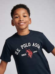 Темно-синий с синим принтом - US Polo Assn. Футболка из 100% хлопка для мальчиков с принтом арочного принта - Изображение 2 из 7
