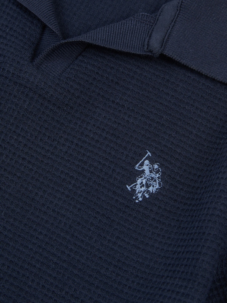 Синий - US Polo Assn. Фактурная рубашка поло для мальчиков из вафельного трикотажа с воротником - Изображение 3 из 3