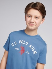 синее небо - US Polo Assn. Футболка из 100% хлопка для мальчиков с принтом арочного принта - Изображение 2 из 7