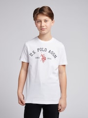 Белый - US Polo Assn. Футболка из 100% хлопка для мальчиков с принтом арочного принта - Изображение 1 из 7
