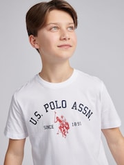 Белый - US Polo Assn. Футболка из 100% хлопка для мальчиков с принтом арочного принта - Изображение 2 из 7