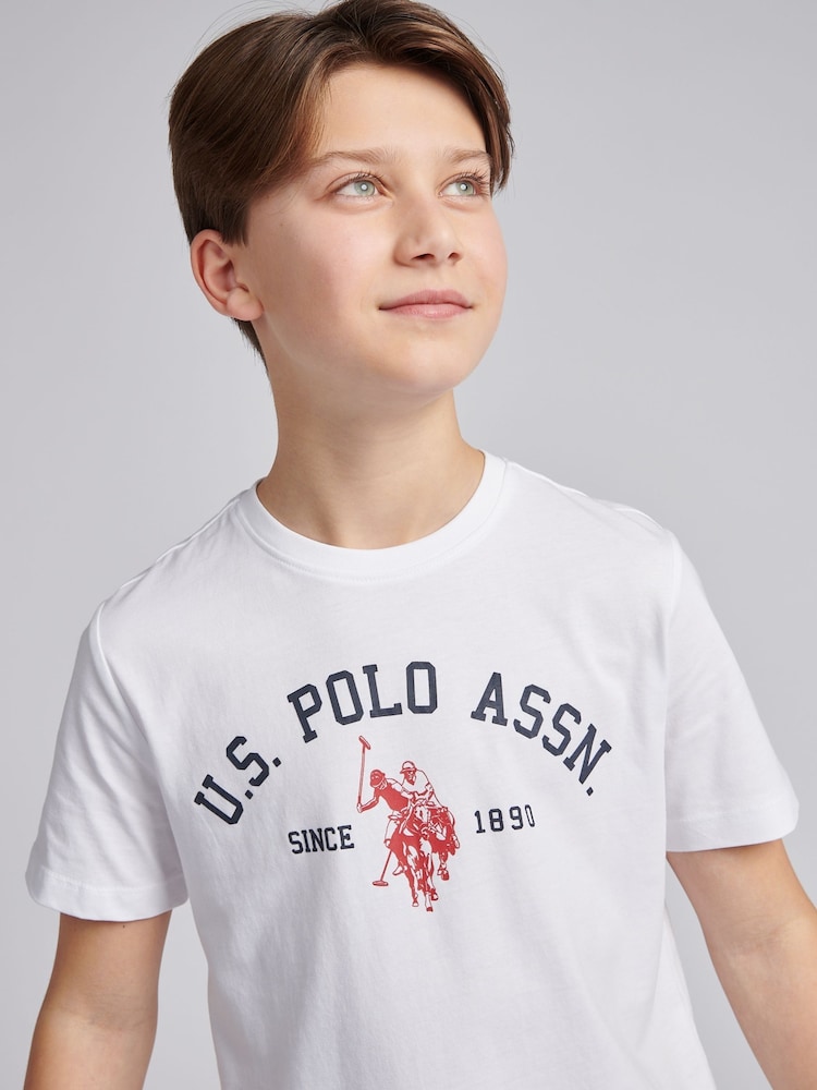 Белый - US Polo Assn. Футболка из 100% хлопка для мальчиков с принтом арочного принта - Изображение 2 из 7