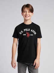 Черный - US Polo Assn. Футболка из 100% хлопка для мальчиков с принтом арочного принта - Изображение 1 из 7