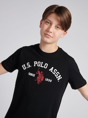 Черный - US Polo Assn. Футболка из 100% хлопка для мальчиков с принтом арочного принта - Изображение 2 из 7