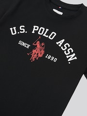 Черный - US Polo Assn. Футболка из 100% хлопка для мальчиков с принтом арочного принта - Изображение 7 из 7