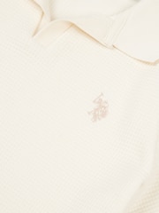Кремовый - US Polo Assn. Фактурная рубашка поло для мальчиков из вафельного трикотажа с воротником - Изображение 3 из 3