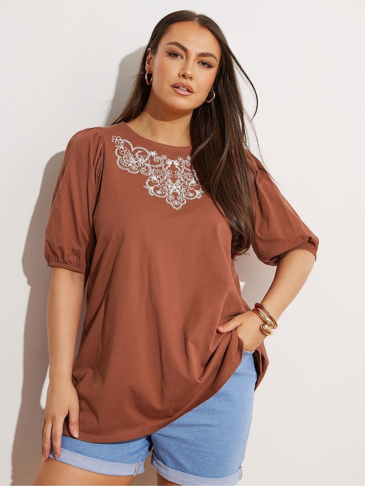 Marrón - Yours Curve 100% Cotton Puff Sleeve Embroidery T-Shirt - Imagen 2 de 5 Marrón - Yours Curve 100% Cotton Puff Sleeve Embroidery T-Shirt - Imagen 2 de 5