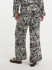 Simply Be Mono Print Crinkle Wide Leg Trousers - Image 2 of 5