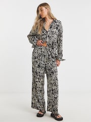 Simply Be Mono Print Crinkle Wide Leg Trousers - Image 5 of 5