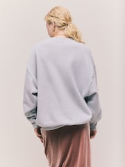 Grau - Graphic Satin Applique 'Le Marais' City Longsleeve Crewneck Sweatshirt - Bild 4 von 7