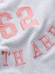 Grau - Graphic Satin Applique 'Le Marais' City Longsleeve Crewneck Sweatshirt - Bild 7 von 7