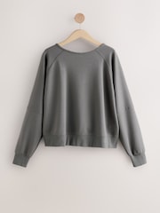 Gris antracita - Premium Slinky Soft Touch Open Back Longsleeve Crewneck Sweatshirt - Imagen 6 de 9