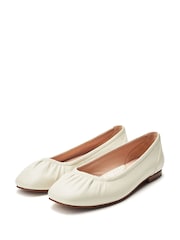 Moda in Pelle FREESIA ELASTICATED LEATHER BALLET FLAT SHOE - Image 3 of 5