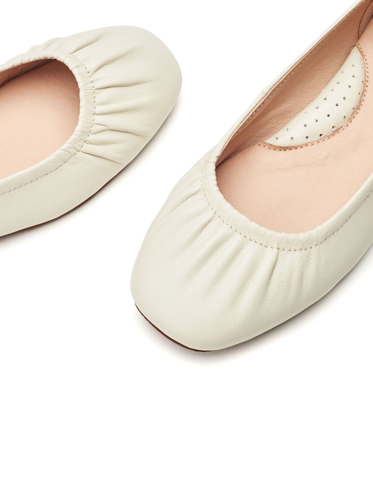 Moda in Pelle FREESIA ELASTICATED LEATHER BALLET FLAT SHOE - Image 5 of 5