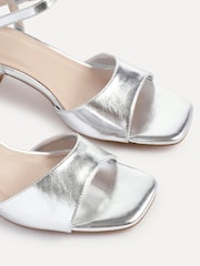 Prata - Linzi Darlene Low Block Heeled Sandals - Imagem 5 de 5