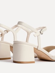 Nua - Linzi Darlene Low Block Heeled Sandals - Imagem 5 de 6