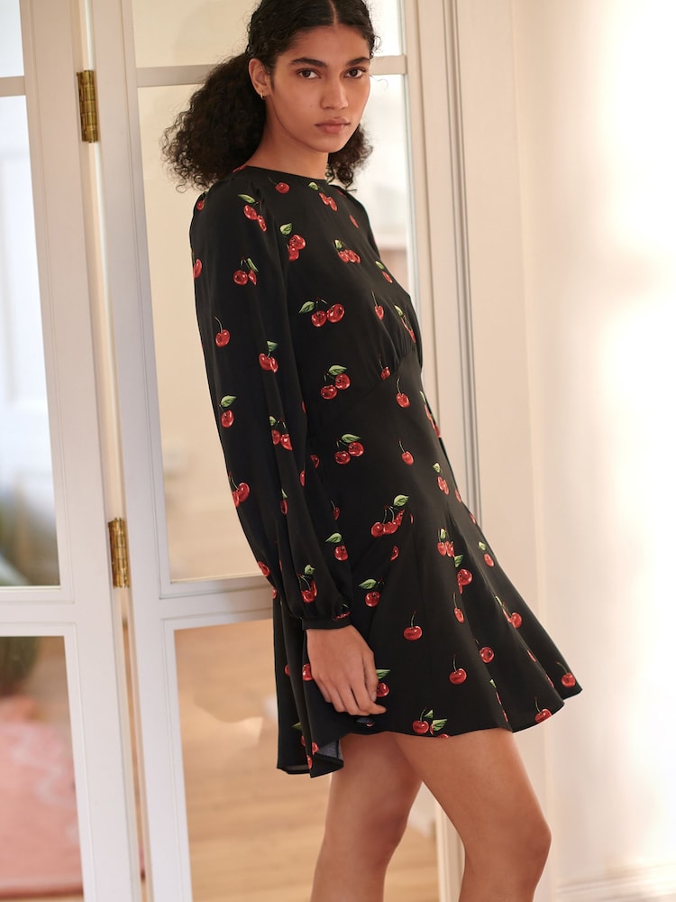 Estampa de Cereja Preta - Vestido mini de manga comprida com detalhe de costura em A - Imagem 2 de 7