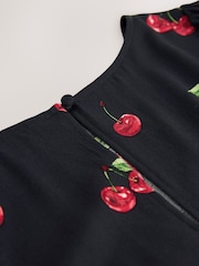 Estampa de Cereja Preta - Vestido mini de manga comprida com detalhe de costura em A - Imagem 6 de 7
