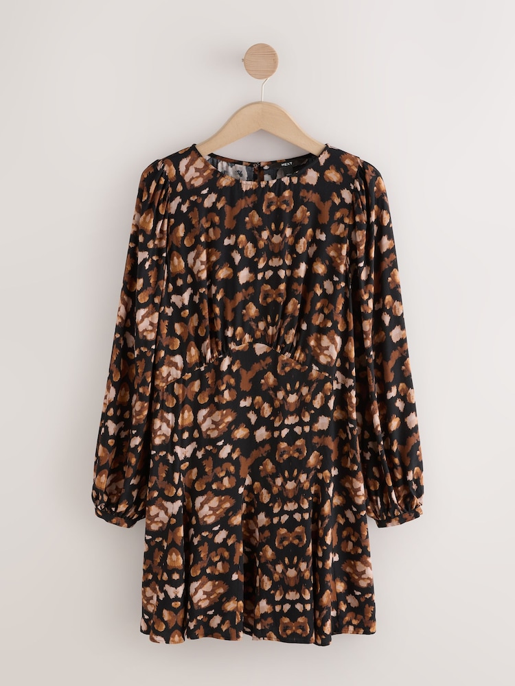 Estampa de leopardo animal preta e marrom - Vestido mini de manga comprida com detalhe de costura em A - Imagem 1 de 3