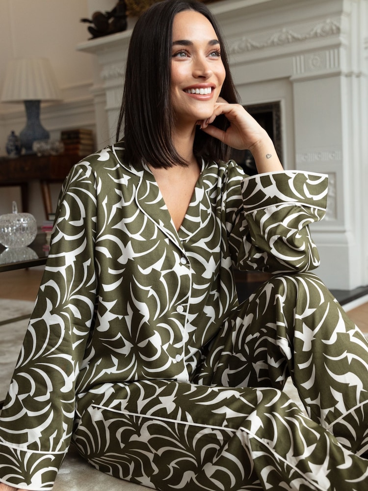أخضر - بتصميم صواعق برق - Fable and Eve Wide Leg Long Sleeve Pyjama Set - صورة 1 من 4