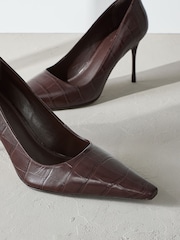 Marrón chocolate - Signature Premium Leather Croc Embossed Pointed Toe Court Heels - Imagen 4 de 7
