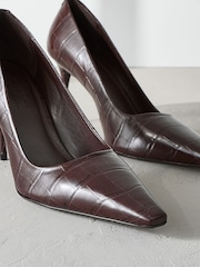 Marrón chocolate - Signature Premium Leather Croc Embossed Pointed Toe Court Heels - Imagen 5 de 7