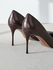 Marrón chocolate - Signature Premium Leather Croc Embossed Pointed Toe Court Heels - Imagen 6 de 7