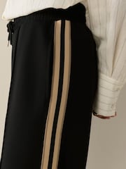 Negro/Neutro - Pantalones deportivos elegantes de pernera ancha con raya lateral - Imagen 6 de 10