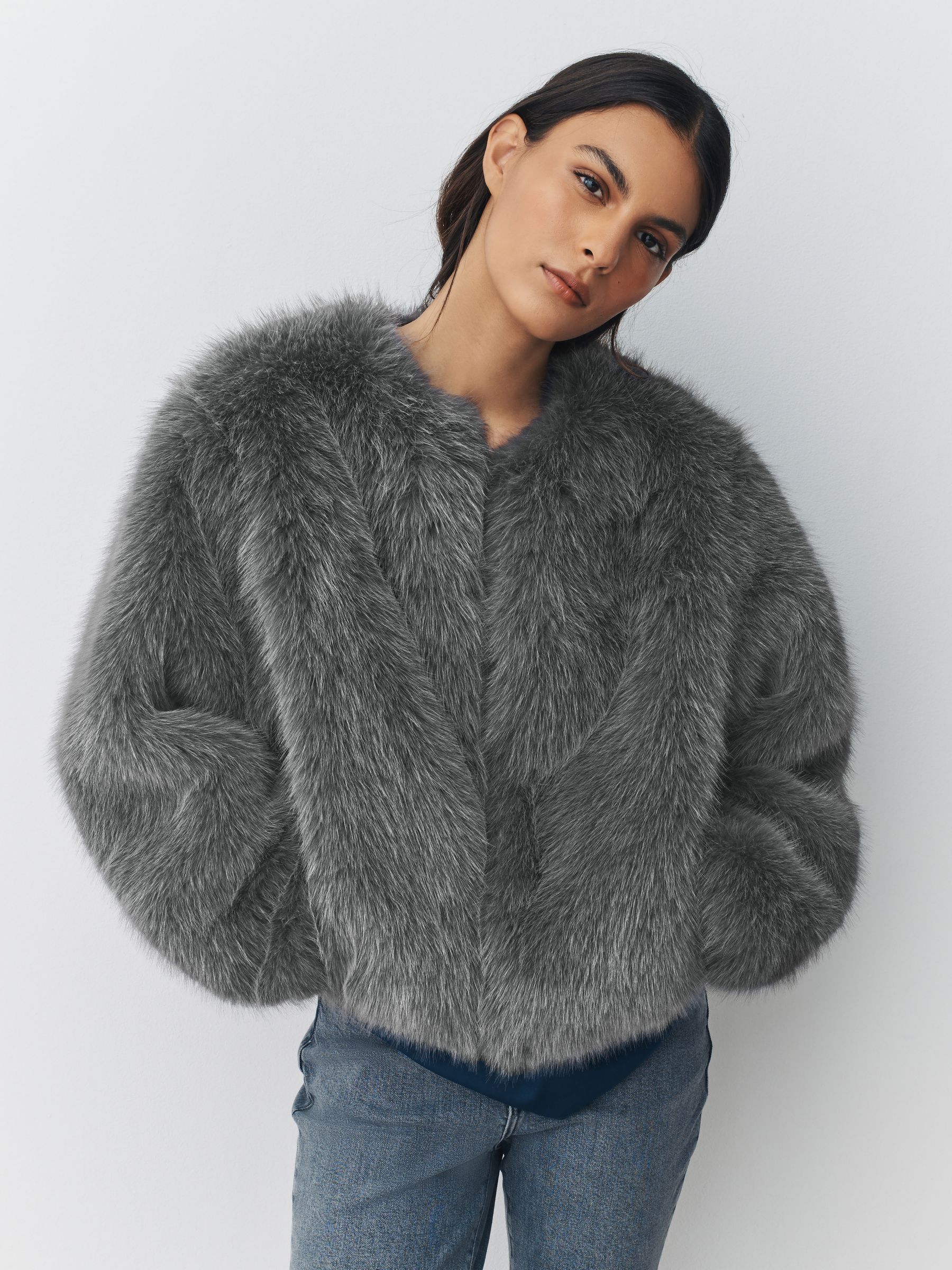 Next：日本 グレー - 襟なし フェイクファー コート from Next Japan