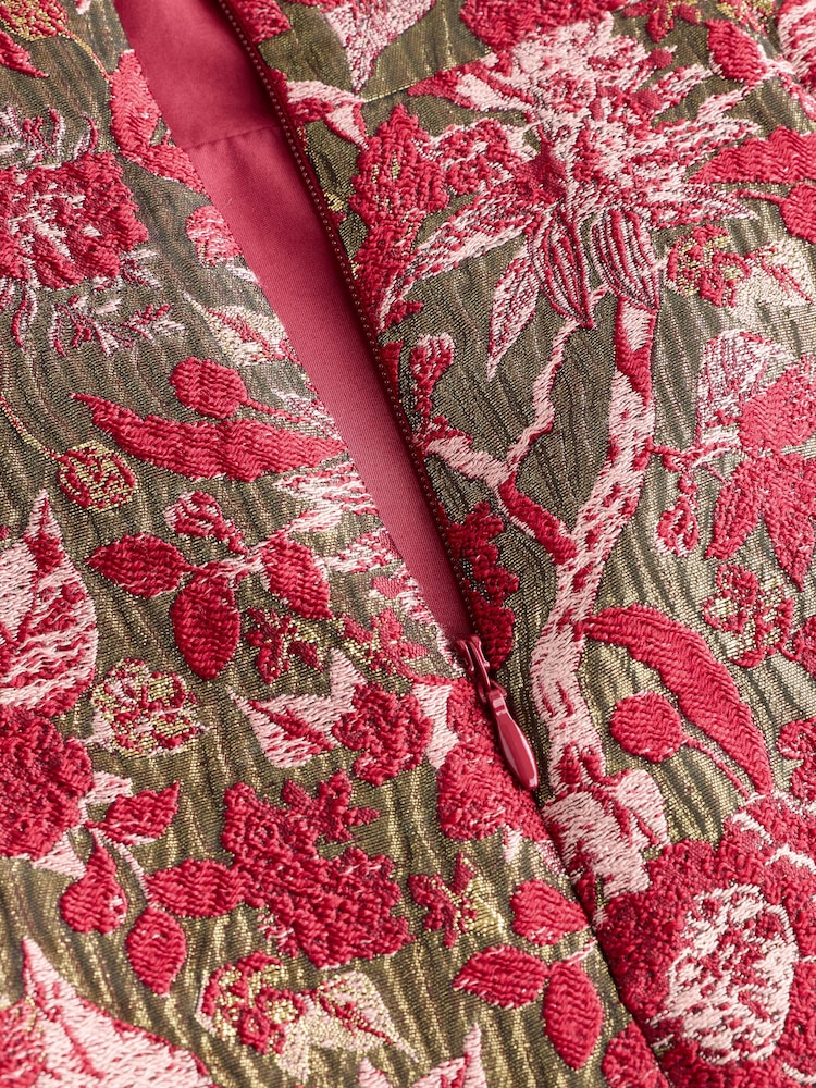 Rot mit floralem Muster - Structured Bandeau Jacquard Mini Dress - Bild 3 von 3 Rot mit floralem Muster - Structured Bandeau Jacquard Mini Dress - Bild 3 von 3