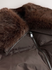 Schokoladenbraun - Premium – langer gefütterter Mantel mit Kunstfellkragen - Bild 9 von 9