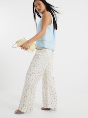 River Island Petite Relaxed Straight Ditsy Floral Print 100% Cotton Jeans - Imagen 2 de 4