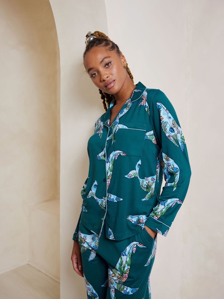 Conjunto de pijama largo con estampado de ballenas en diseño de corales de Chelsea Peers - Imagen 4 de 4 Conjunto de pijama largo con estampado de ballenas en diseño de corales de Chelsea Peers - Imagen 4 de 4