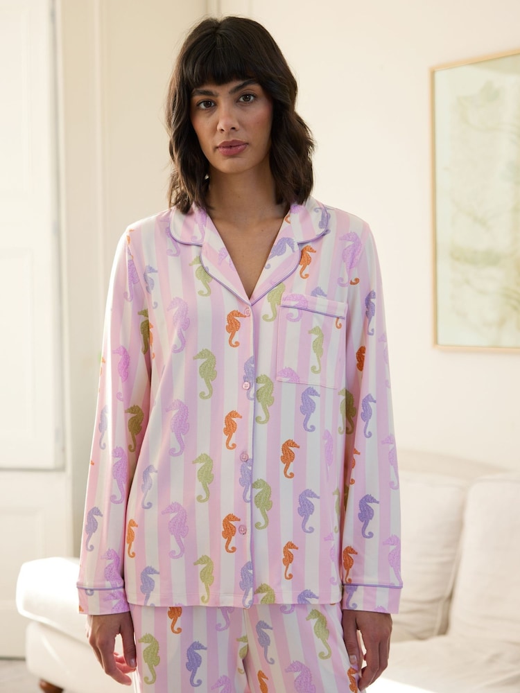 Chelsea Peers – Kurzes Pyjama-Set mit Knopfleiste und Seepferdchen-Print mit Streifenmuster - Bild 2 von 5 Chelsea Peers – Kurzes Pyjama-Set mit Knopfleiste und Seepferdchen-Print mit Streifenmuster - Bild 2 von 5