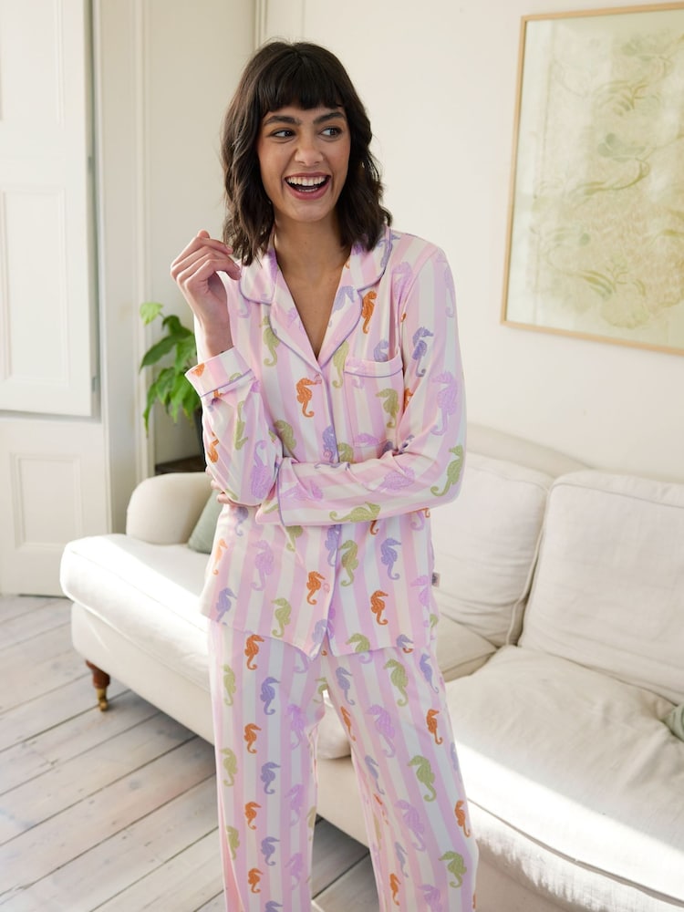 Chelsea Peers – Kurzes Pyjama-Set mit Knopfleiste und Seepferdchen-Print mit Streifenmuster - Bild 5 von 5 Chelsea Peers – Kurzes Pyjama-Set mit Knopfleiste und Seepferdchen-Print mit Streifenmuster - Bild 5 von 5