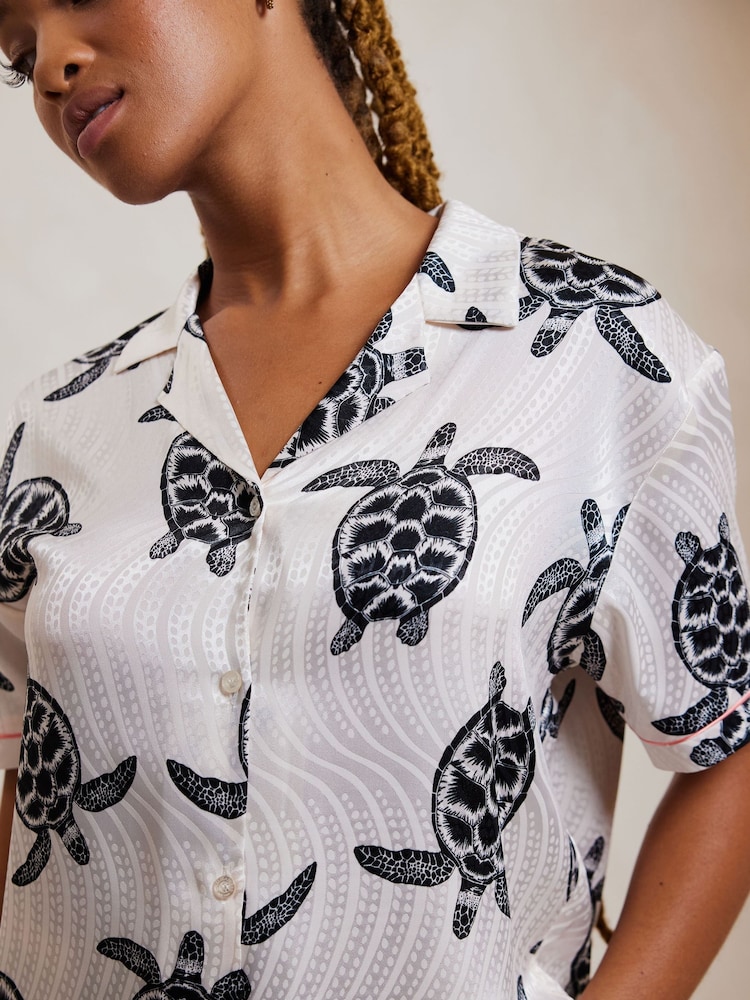 Chelsea Peers Satin Jacquard Turtle Short Pyjamas Set - صورة 4 من 4