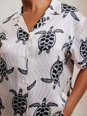 Chelsea Peers White Satin Jacquard Turtle Short Pyjamas Set - Image 5 of 5