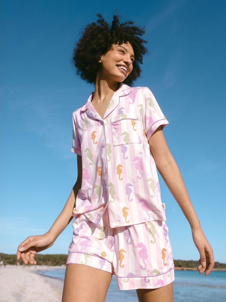 Chelsea Peers – Kurzes Pyjama-Set mit Knopfleiste und Seepferdchen-Print mit Streifenmuster - Bild 1 von 5 Chelsea Peers – Kurzes Pyjama-Set mit Knopfleiste und Seepferdchen-Print mit Streifenmuster - Bild 1 von 5