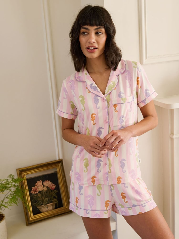 Chelsea Peers – Kurzes Pyjama-Set mit Knopfleiste und Seepferdchen-Print mit Streifenmuster - Bild 2 von 5 Chelsea Peers – Kurzes Pyjama-Set mit Knopfleiste und Seepferdchen-Print mit Streifenmuster - Bild 2 von 5