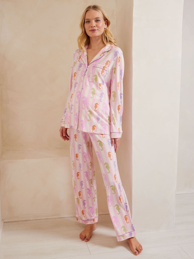 Conjunto de pijama corto abotonado con estampado de rayas y caballitos de mar de Chelsea Peers - Imagen 1 de 5 Conjunto de pijama corto abotonado con estampado de rayas y caballitos de mar de Chelsea Peers - Imagen 1 de 5