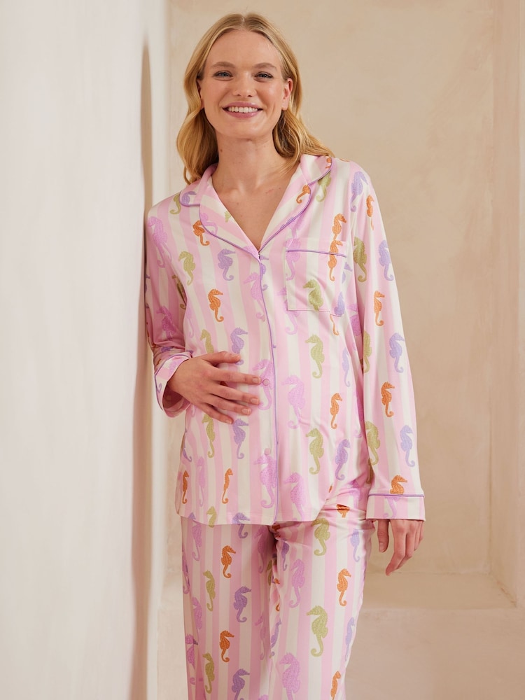 Conjunto de pijama corto abotonado con estampado de rayas y caballitos de mar de Chelsea Peers - Imagen 2 de 5 Conjunto de pijama corto abotonado con estampado de rayas y caballitos de mar de Chelsea Peers - Imagen 2 de 5
