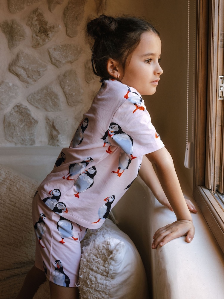 طقم بيجامة شورت مزيّن بطبعة طائر البَفِن من القطن للأطفال من Chelsea Peers - صورة 2 من 5 طقم بيجامة شورت مزيّن بطبعة طائر البَفِن من القطن للأطفال من Chelsea Peers - صورة 2 من 5