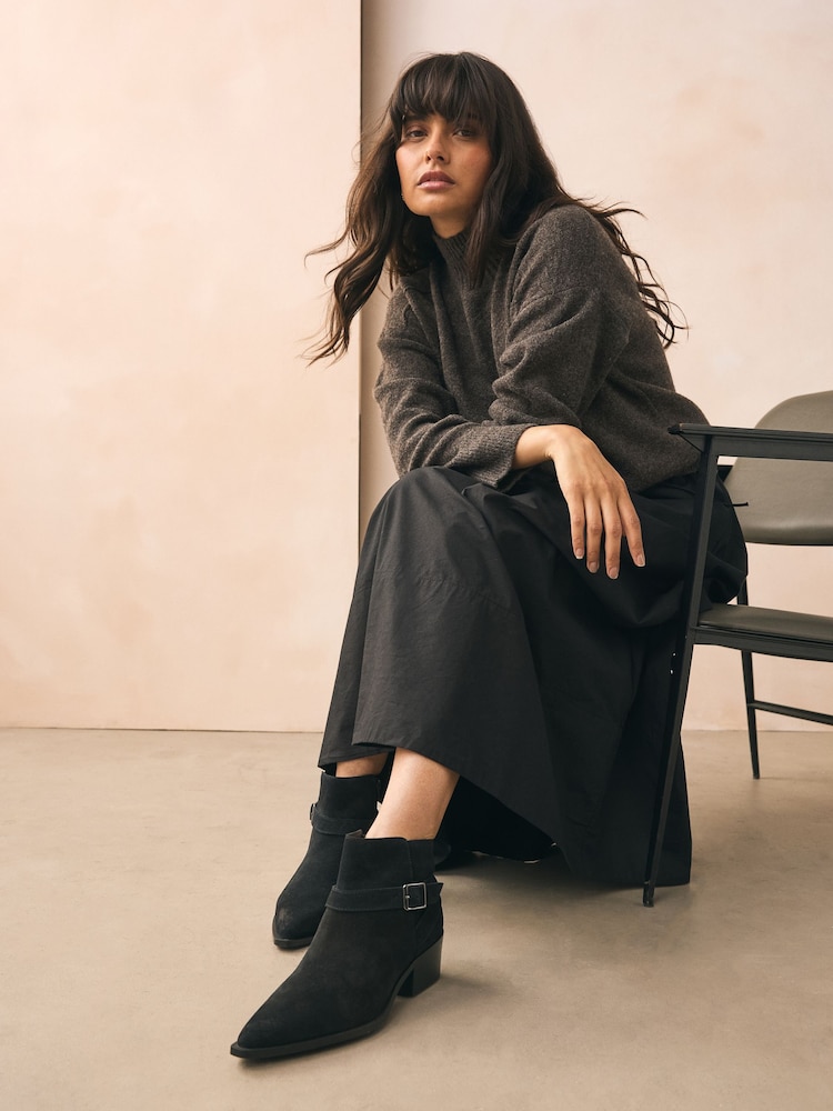 أسود سويد - Forever Comfort® Burnished Ankle Strap Boots - صورة 2 من 9 أسود سويد - Forever Comfort® Burnished Ankle Strap Boots - صورة 2 من 9