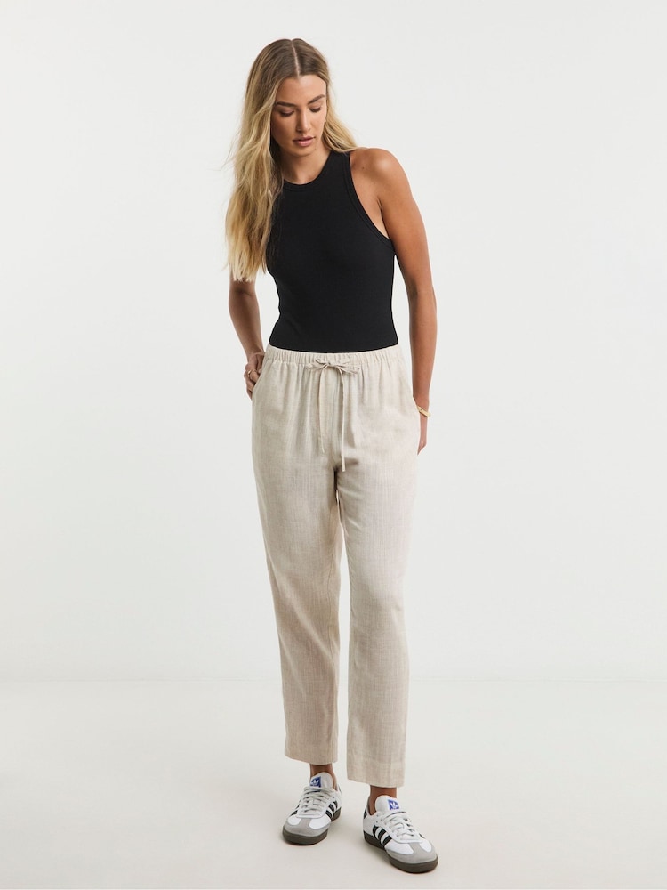 Natur - Simply Be Schmal zulaufende Leinenhose mit Bindegürtel - Bild 4 von 4 Natur - Simply Be Schmal zulaufende Leinenhose mit Bindegürtel - Bild 4 von 4