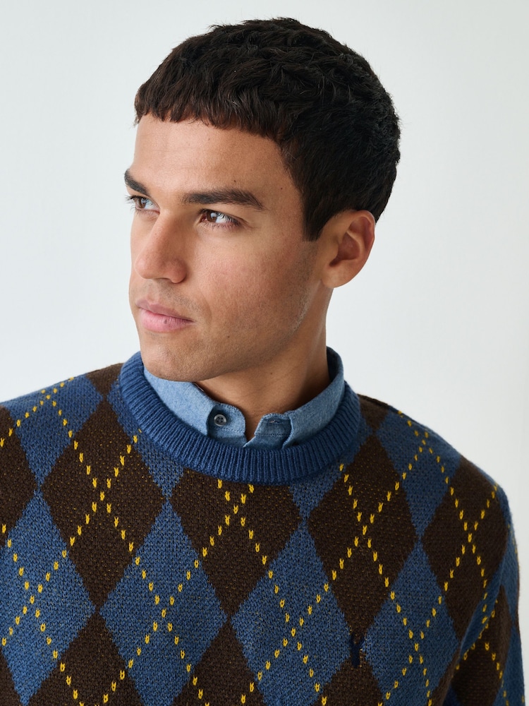 Blue/Brown Argyle - Pullover in normaler Passform mit Stehkragen - Bild 1 von 7 Blue/Brown Argyle - Pullover in normaler Passform mit Stehkragen - Bild 1 von 7