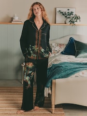 Pyjama Laura Ashley Attleton en satin soyeux boutonné - Image 1 sur 5