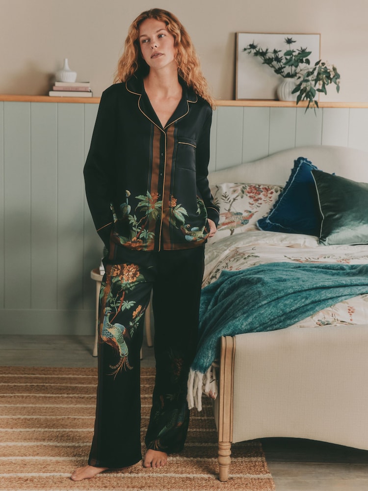 Pyjama Laura Ashley Attleton en satin soyeux boutonné - Image 1 sur 5 Pyjama Laura Ashley Attleton en satin soyeux boutonné - Image 1 sur 5