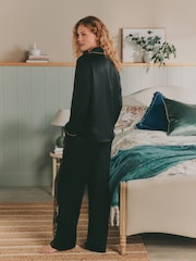 Pyjama Laura Ashley Attleton en satin soyeux boutonné - Image 3 sur 5
