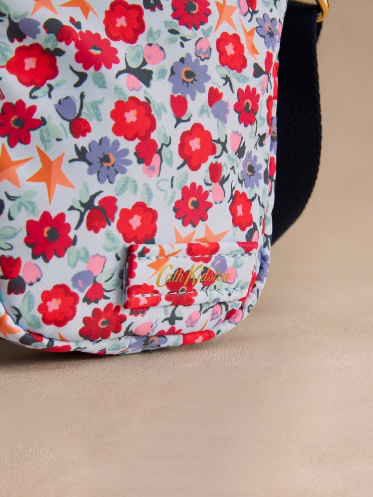 Blue Folding Star Ditsy - حقيبة تُعلَّق حول الجسم، مناسبة للهاتف من Cath Kidston - صورة 3 من 3 Blue Folding Star Ditsy - حقيبة تُعلَّق حول الجسم، مناسبة للهاتف من Cath Kidston - صورة 3 من 3