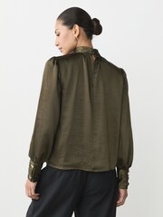 Verde cáqui - Gold Hardware Long Sleeve Satin Blouse - Imagem 3 de 4